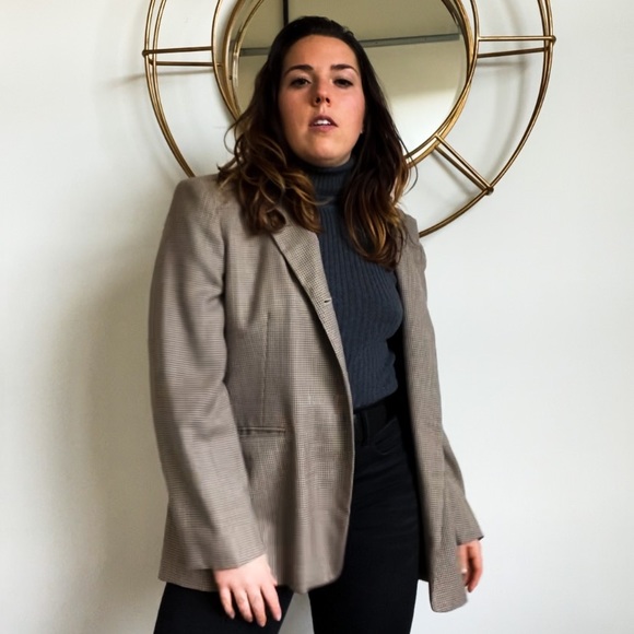 Meet your Posher, Megan - Picture 2 of 3